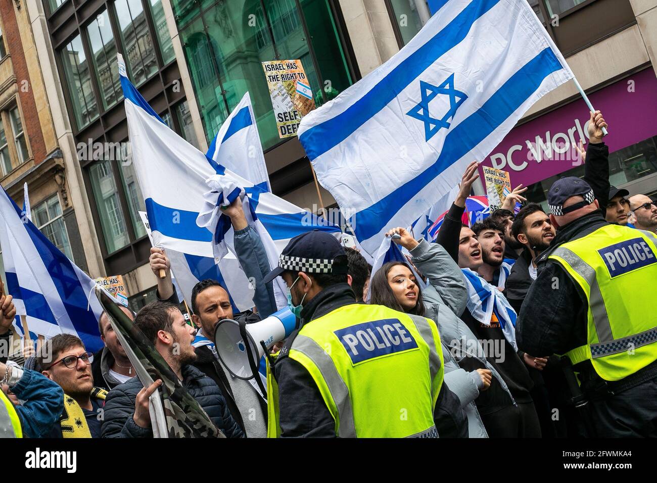 LONDRA, INGHILTERRA, MAGGIO 23 2021, i manifestanti Pro Israel si riuniscono fuori dall'ambasciata israeliana ad High Street Kensington, Londra. Giorni dopo Israele e Hamas raggiungono un cessate il fuoco. Credit: Lucy North/Alamy Live News Foto Stock
