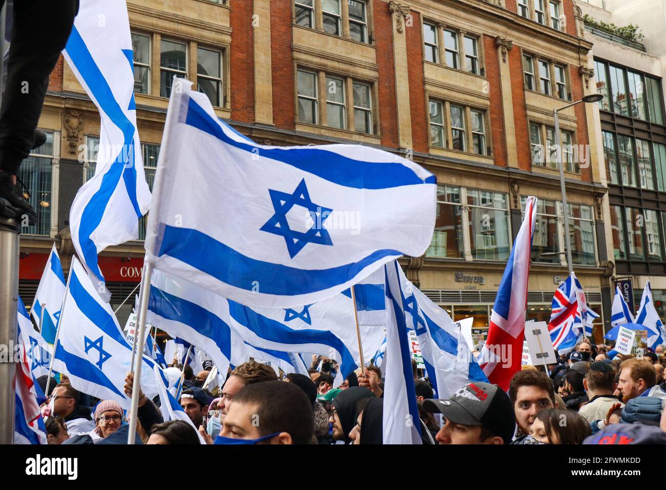 LONDRA, INGHILTERRA, MAGGIO 23 2021, i manifestanti Pro Israel si riuniscono fuori dall'ambasciata israeliana ad High Street Kensington, Londra. Giorni dopo Israele e Hamas raggiungono un cessate il fuoco. Credit: Lucy North/Alamy Live News Foto Stock