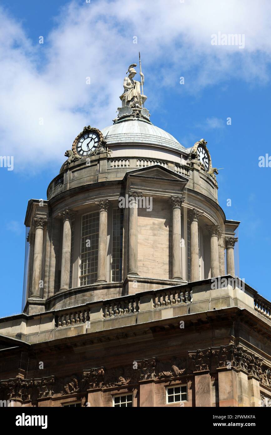 Statua di Minerva sulla cupola del Municipio di Liverpool Foto Stock