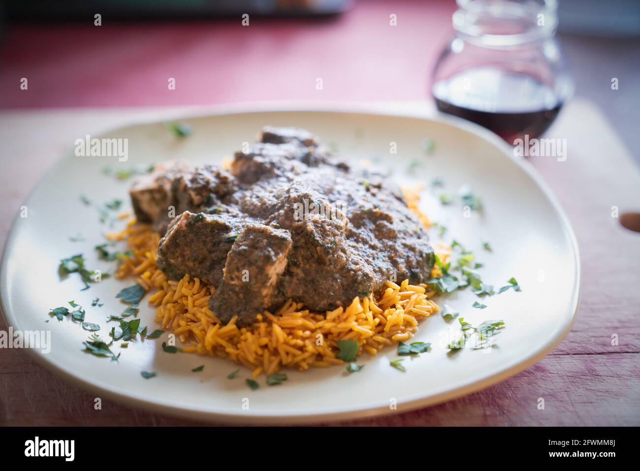 Palak Tufo (versione vegana di Palak Paneer) con riso basmati curcuma Foto Stock