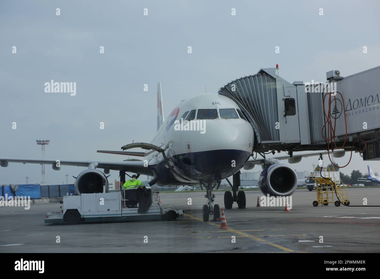 Mosca, Domodedovo 2.09.2020 - il caricatore alto carica i bagagli sull'aereo dell'aeroporto Foto Stock