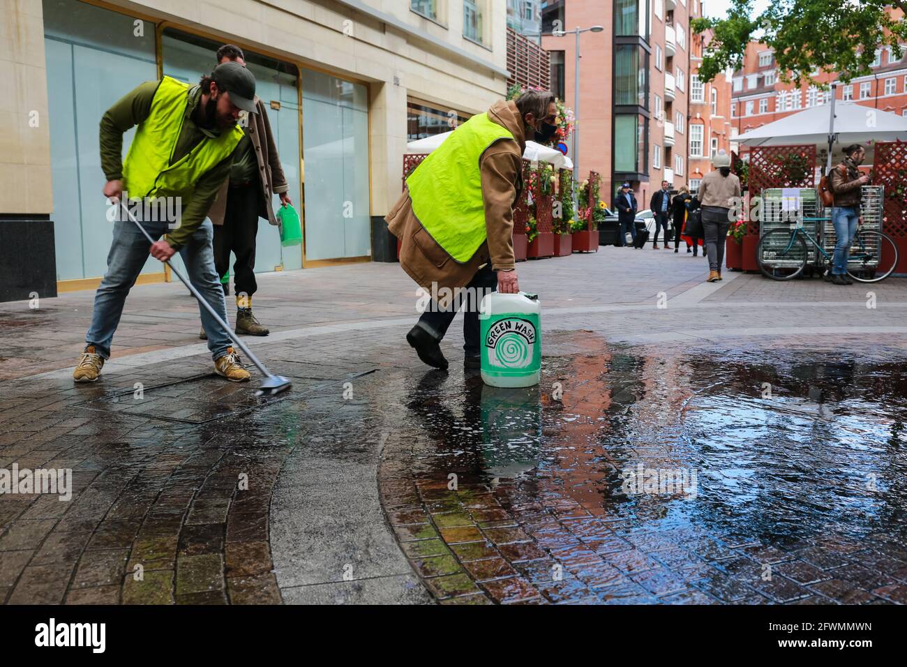 Londra, Regno Unito. 19 maggio 2021. Estinzione ribellione protesta fuori dagli uffici INEOS a Knightsbridge. L'iscrizione Green Wash. Credit: Waldemar Sikora Foto Stock