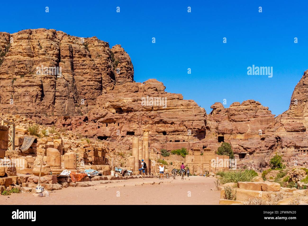 Colonnaded Street, la principale via dello shopping dell'antica Petra, ora sito archeologico in Giordania, Medio Oriente Foto Stock