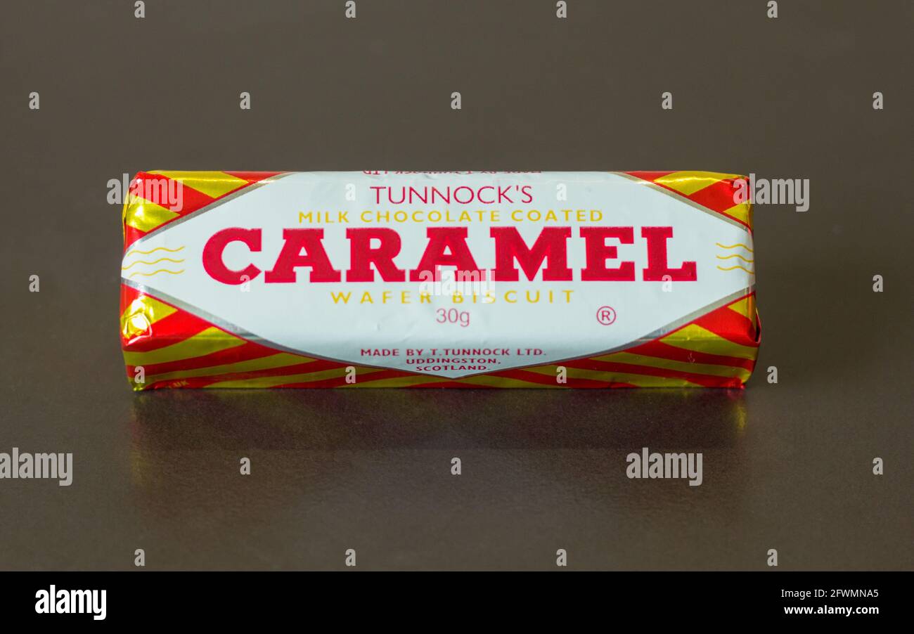 Latte di Townock cioccolato rivestito di cialda di caramello Biscuit 30 g Bar su sfondo marrone scuro Foto Stock