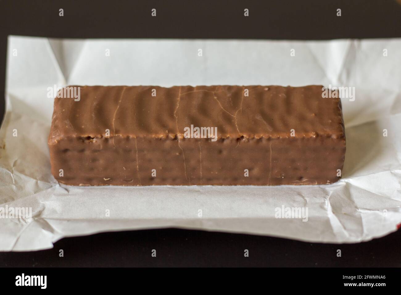 Cialda di cialda di caramello rivestita con cioccolato al latte 30 g barra non avvolta Foto Stock