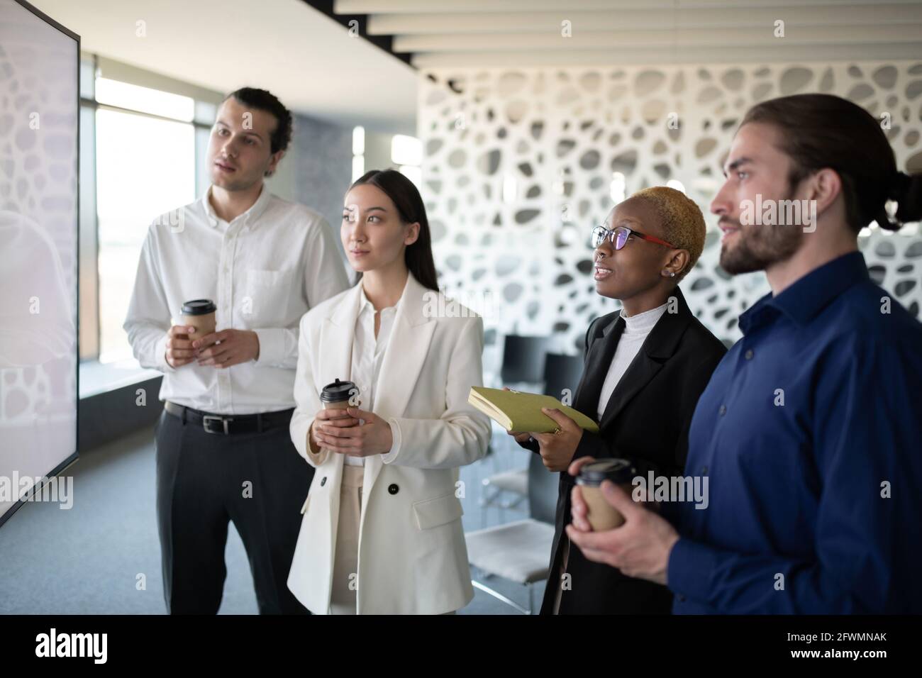 Colleghi multirazziali che hanno una videoconferenza Foto Stock