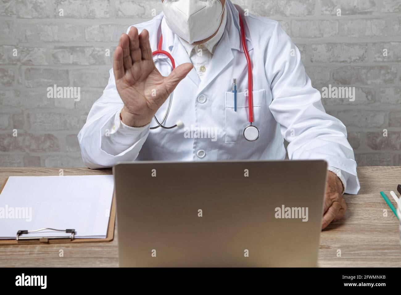 Consulente medico del paziente che usa video chat in clinica. Foto Stock