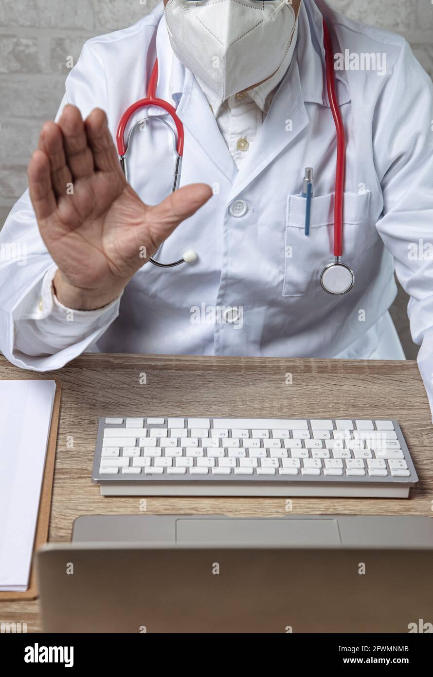 Consulente medico del paziente che usa video chat in clinica. Foto Stock