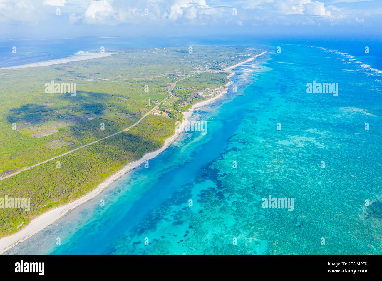 Vista aerea sulle onde dell'oceano. Sfondo blu dell'acqua. Colo drammatico Foto Stock