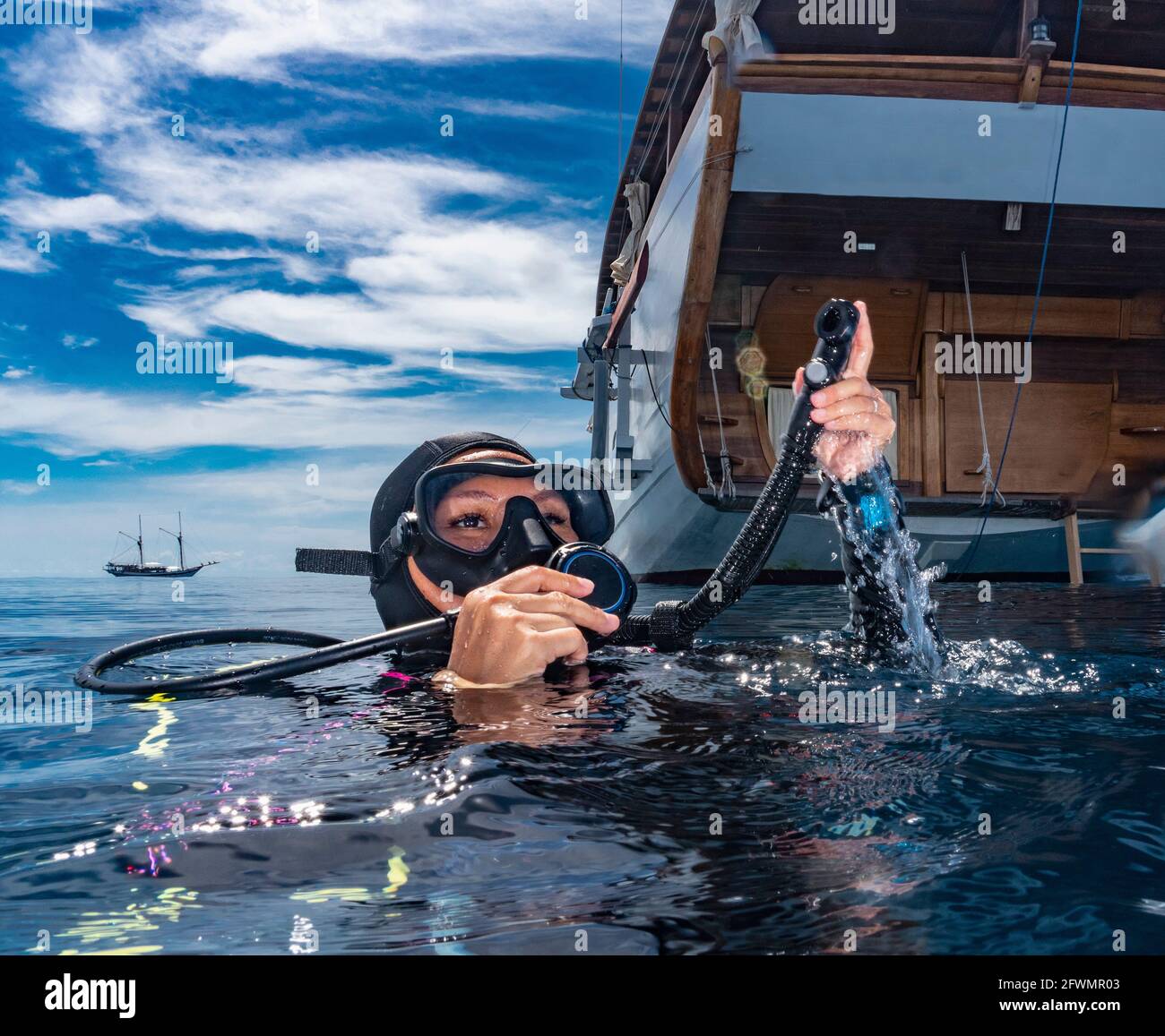 Donna immersione da barca a vela in legno a Raja Ampat Foto Stock