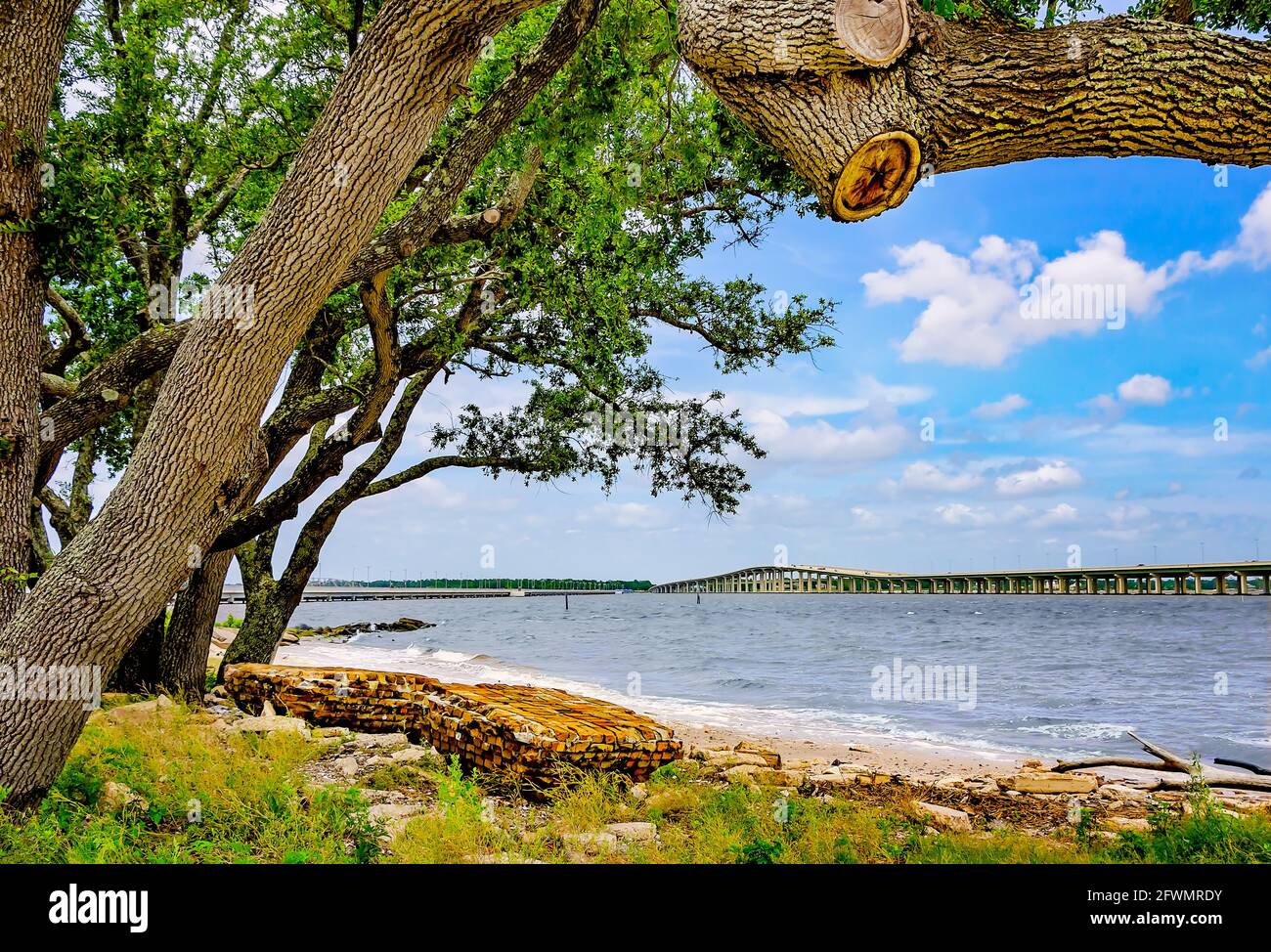 Il ponte di pesca Point Cadet e il Biloxi Bay Bridge possono essere visti da questo punto panoramico di Back Bay Biloxi, 22 maggio 2021, a Biloxi, Mississippi. Foto Stock