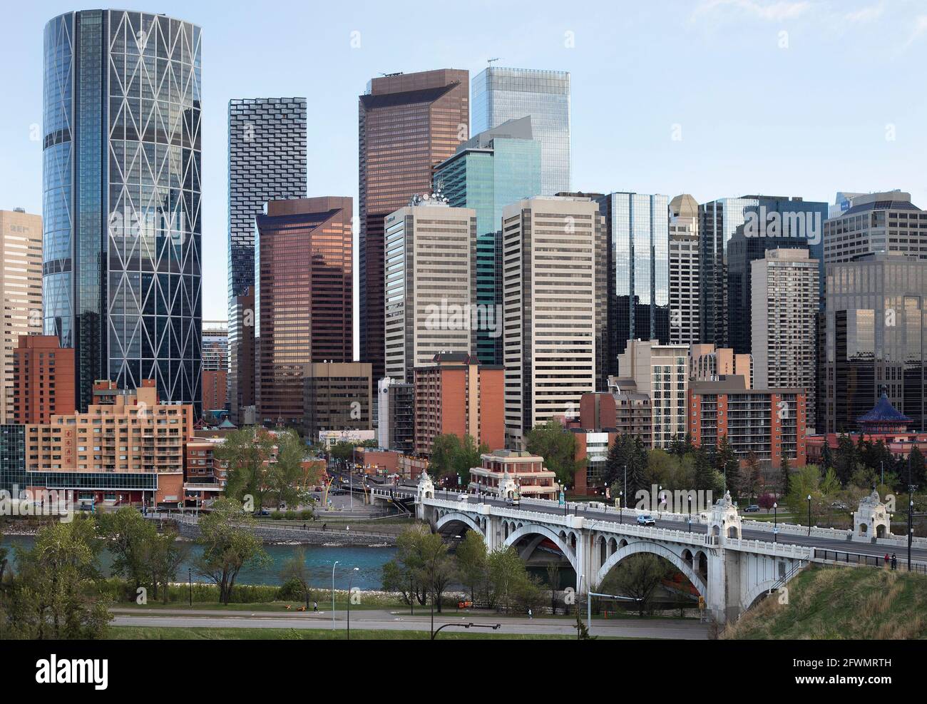 Skyline di Calgary con la Bow Tower e il ponte di Centre Street che attraversa il fiume Bow. Vista del centro dal Rotary Park. Foto Stock