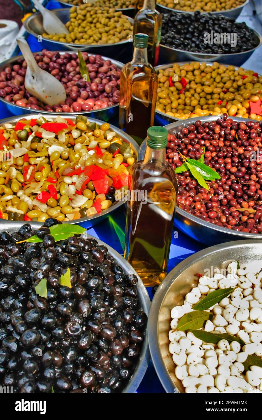 Una bancarella di mercato che mostra una varietà colorata di olive in Place des Lices, St. Tropez Foto Stock