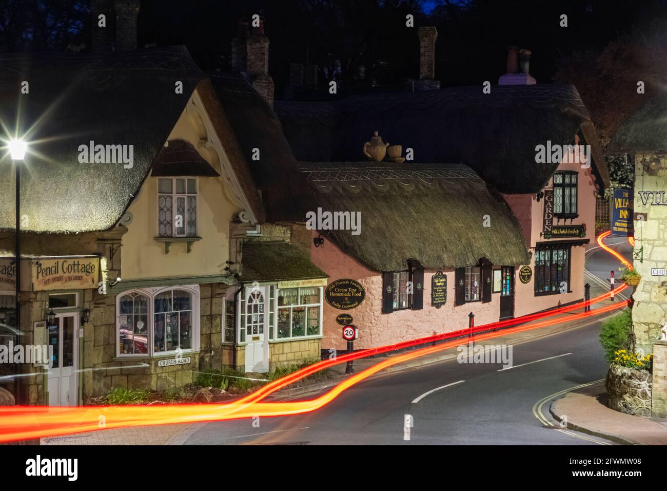 Inghilterra, Isola di Wight, Shanklin Old Village, edifici con tetto di paglia e Empty Road Foto Stock