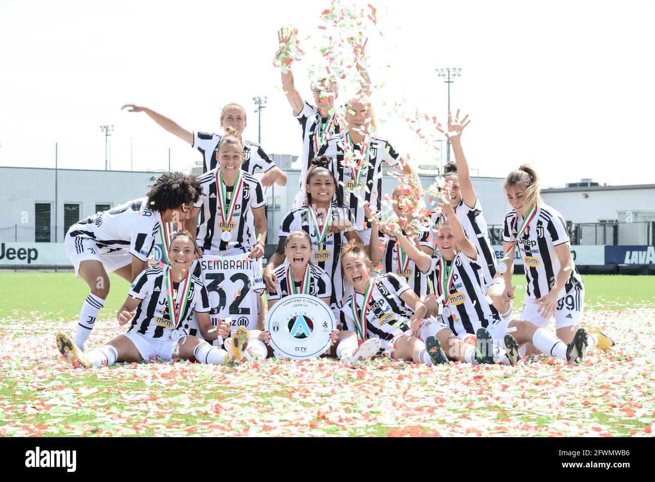 Juventus Women festeggia il Trofeo Scudetto per celebrare la vittoria del  campionato Serie A 2020-2021 dopo l'ultima partita di calcio italiana Serie  A Women tra Juventus FC e Inter Milan. Gli stadi