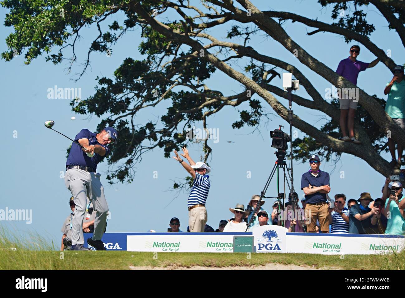 Isola di Kiawah, Stati Uniti. 23 maggio 2021. Phil Mickelson sbarca il 7° tee nell'ultimo round del 103esimo Campionato PGA al Kiawah Island Golf Resort Ocean Course sull'isola di Kiawah, South Carolina, domenica 23 maggio 2021. Foto di Richard Ellis/UPI Credit: UPI/Alamy Live News Foto Stock