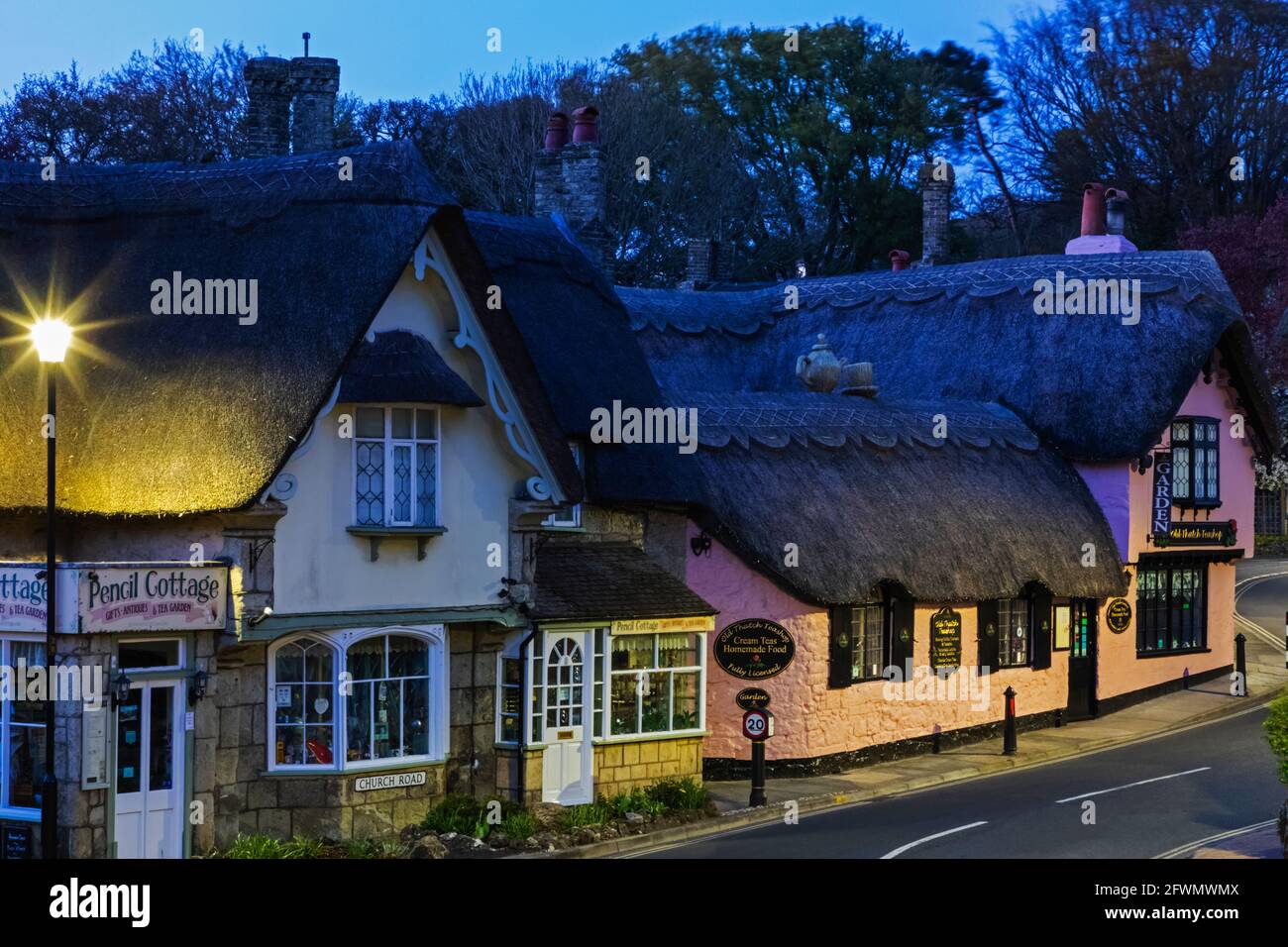 Inghilterra, Isola di Wight, Shanklin Old Village, edifici con tetto di paglia e Empty Road Foto Stock