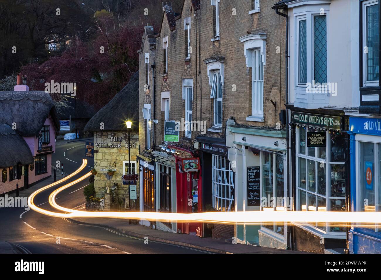 Inghilterra, Isola di Wight, Shanklin Old Village, Row of Shops e Empty Road Foto Stock