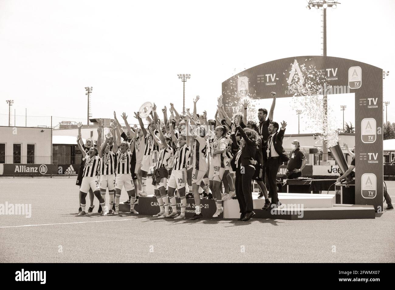 Juventus Women alza il Trofeo Scudetto per celebrare la vittoria del campionato Serie A 2020-2021 dopo l'ultima partita di calcio femminile della Serie a italiana tra Juventus FC e Inter Milan. Gli stadi sportivi di tutta Italia restano soggetti a rigorose restrizioni a causa del Coronavirus Pandemic, in quanto le leggi governative in materia di distanziamento sociale vietano i tifosi all'interno dei locali, con conseguente gioco a porte chiuse. Juventus ha vinto 4-0 su Inter Milan. Foto Stock