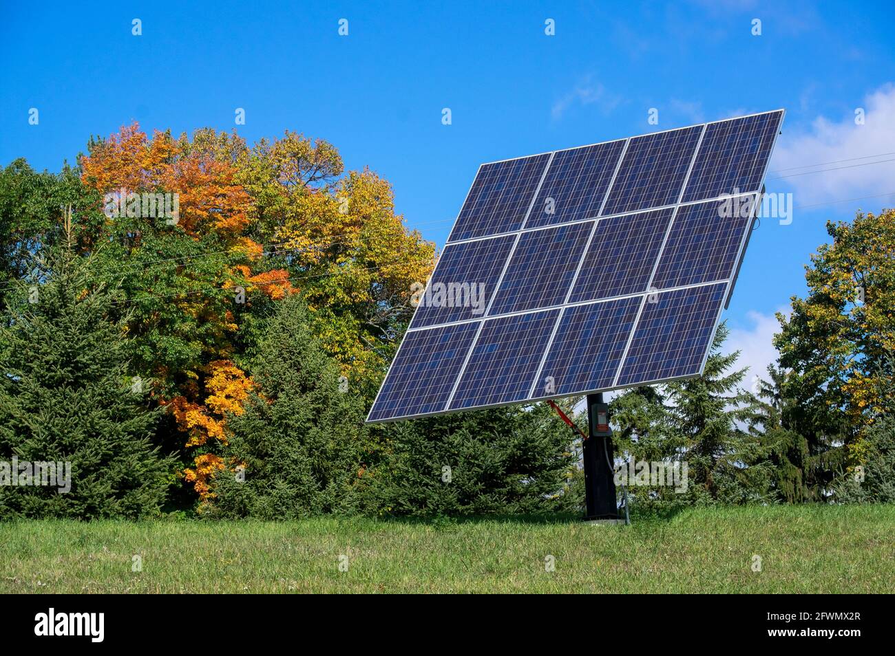 Pannelli solari fotovoltaici autoportanti in autunno soleggiato. Foto Stock