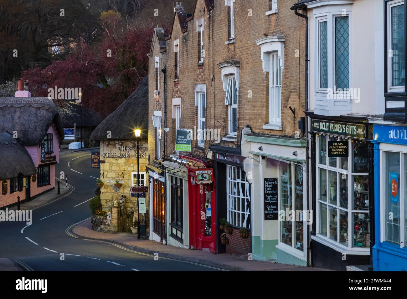 Inghilterra, Isola di Wight, Shanklin Old Village, Row of Shops e Empty Road Foto Stock