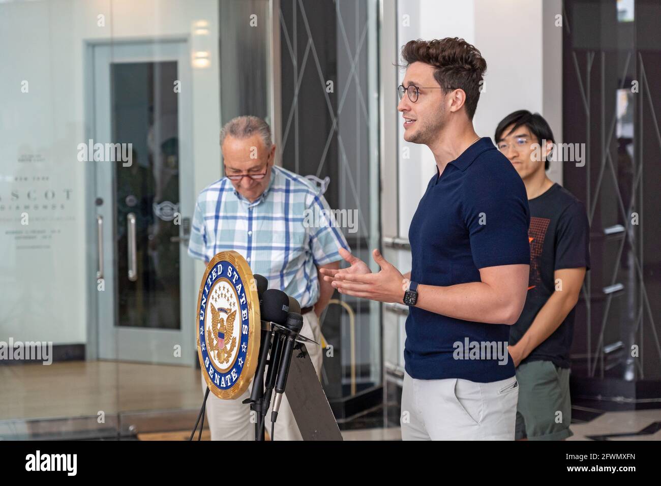 NEW YORK, NY – MAGGIO 23: Il Dott. Mike Varbavski parla ad una conferenza stampa il 23 maggio 2021 a New York City. In piedi con enorme ma, che ha creato il bot di TurboVax Twitter, il Dr. Mike Varshavski di YouTube, che raggiunge milioni di seguaci una settimana e il Dr. Heather Irobunda del Bronx, Chi usa il suo Instagram per educare decine di migliaia di seguaci Sen. Chuck Schumer dice che questi giovani influencer dei social media newyorkesi potrebbero essere un bene prezioso nell’impegno dei vaccini federali per convincere i giovani scettici sui vaccini. Foto Stock