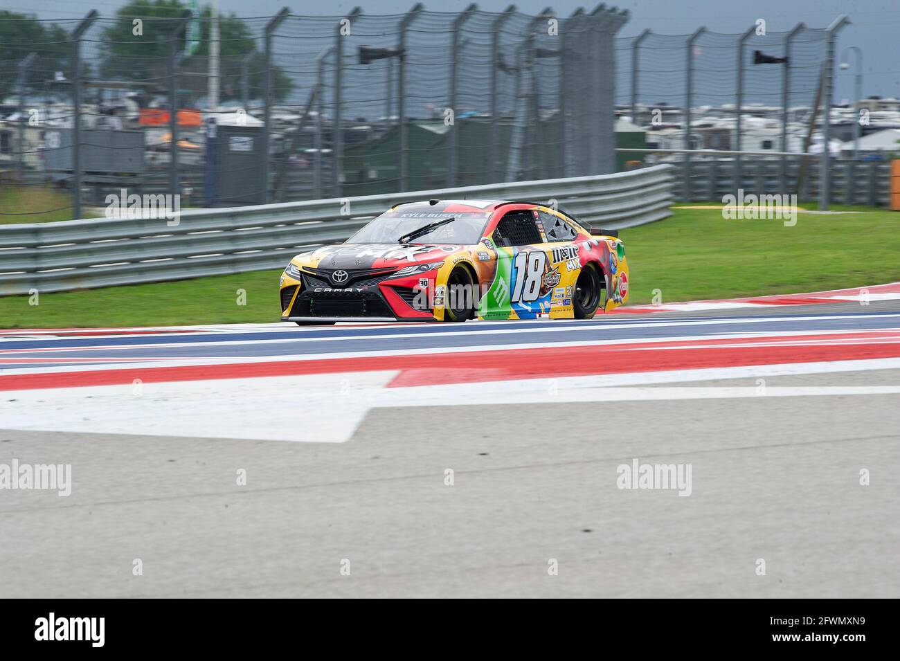 Austin, Texas, Stati Uniti. 23 maggio 2021. Kyle Busch (18) pilota della NASCAR Cup Series con M&M's Mix Toyota, Joe Gibbs Racing in azione correrà in qualifica al Gran Premio del Texas dell'EchoPark Automotive, circuito delle Americhe di Austin, Texas. Mario Cantu/CSM/Alamy Live News Foto Stock