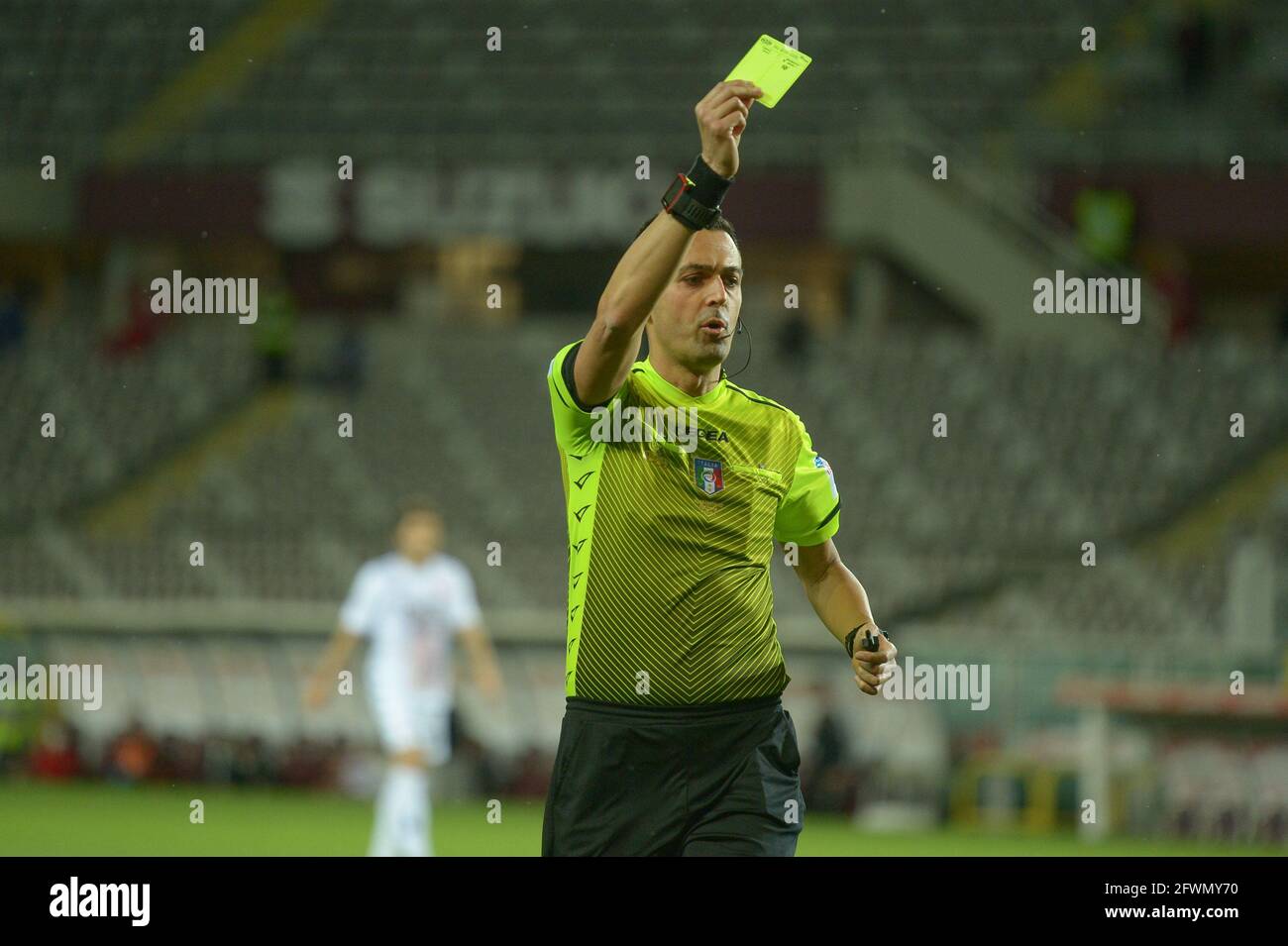 Marco di bello mostra una carta gialla durante la Serie Italiana UNA  partita di calcio tra Torino FC e Benevento. Gli stadi sportivi di tutta  Italia restano soggetti a rigorose restrizioni a