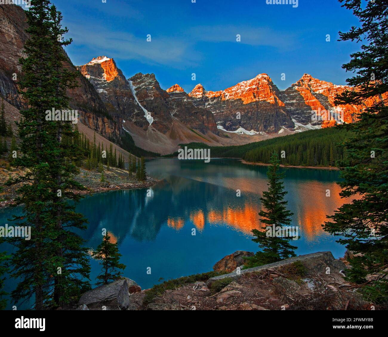 Alba al lago Moraine situato nella Valle dei dieci picchi, Banff National Park, Alberta, Canada Foto Stock