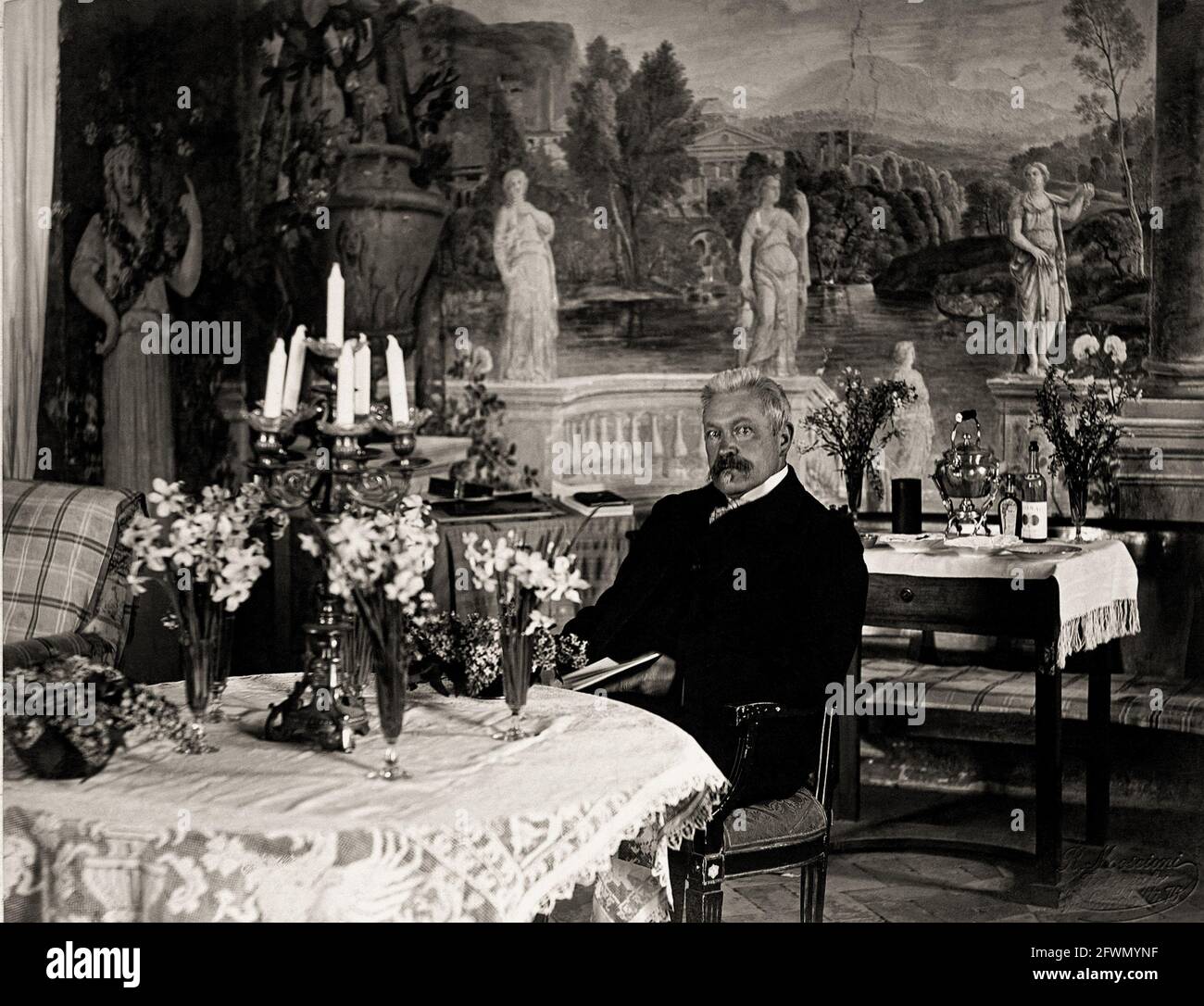 1900 ca , Frascati , ITALIA : LO scrittore e drammaturgo tedesco RICHARD VOSS ( 1851 - 1918 ) nella sua magnifica Villa Falconieri , Frascati . Foto di Romualdo Moscioni ( nato nel 1849 - 1925 ), Roma . - LETTERATURA - LETTERATURA - sceneggiatura - TEATRO - TEATRO - drammaturgo - ritratto - ritratto - fiori - fiori - sala da pranzo - baffi - baffi - STORIA - FOTO STORICHE --- Archivio GBB Foto Stock