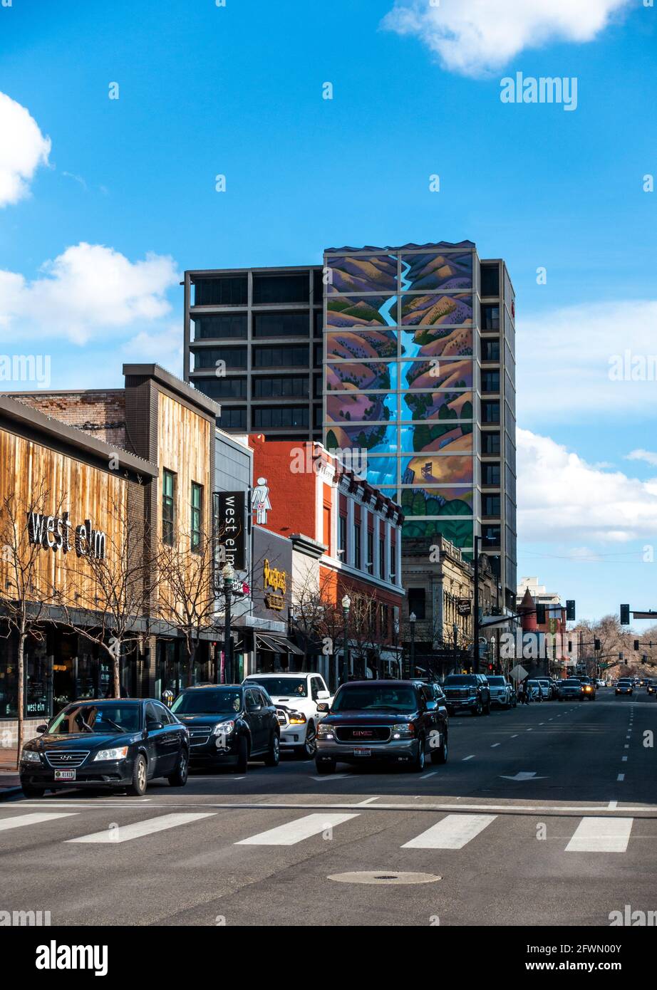 Murale dipinto sul lato di Boise, l'edificio della Key Bank dell'Idaho è stato modificato per sembrare che sta drenando il cielo. Foto Stock