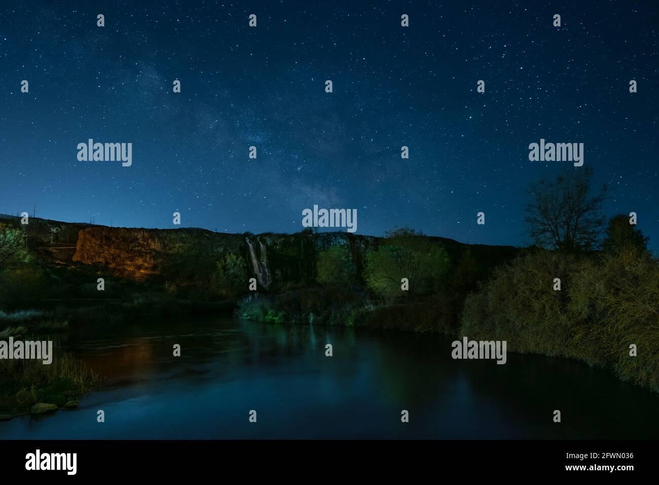 Milky Way sopra la cascata al Thousand Springs state Park dell'Idaho, Ritter Island Unit. Foto Stock