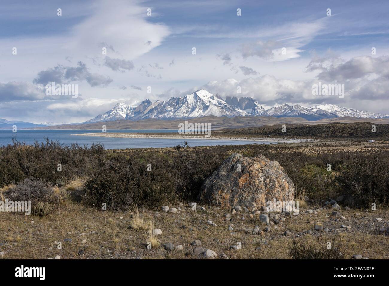 Torres del Paine e Cerro Almirante Nieto dal Lago Amarga, Patagonia Foto Stock