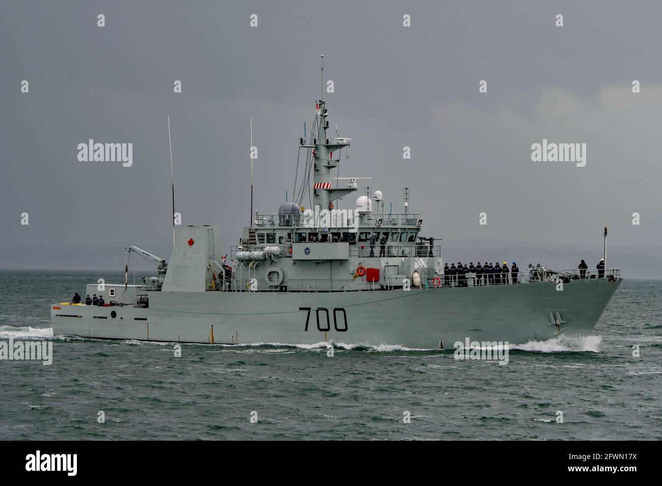 La nave costiera di difesa della Royal Canadian Navy Kingston Class HMCS Kingston (MM 700) è arrivata a Portsmouth, Regno Unito, il 19 maggio 2021. Foto Stock