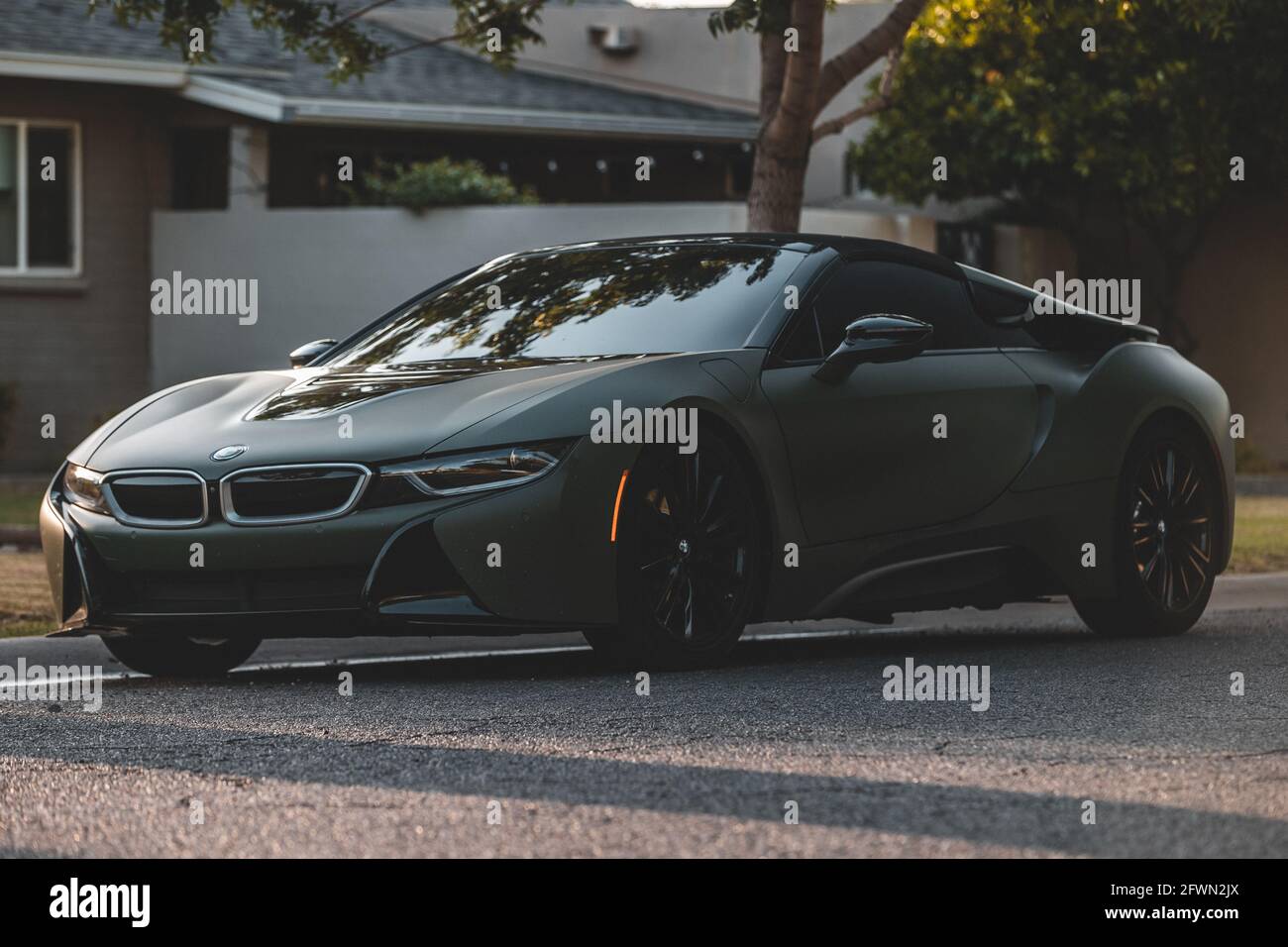 BMW i8 Roadster con rivestimento verde opaco Foto Stock