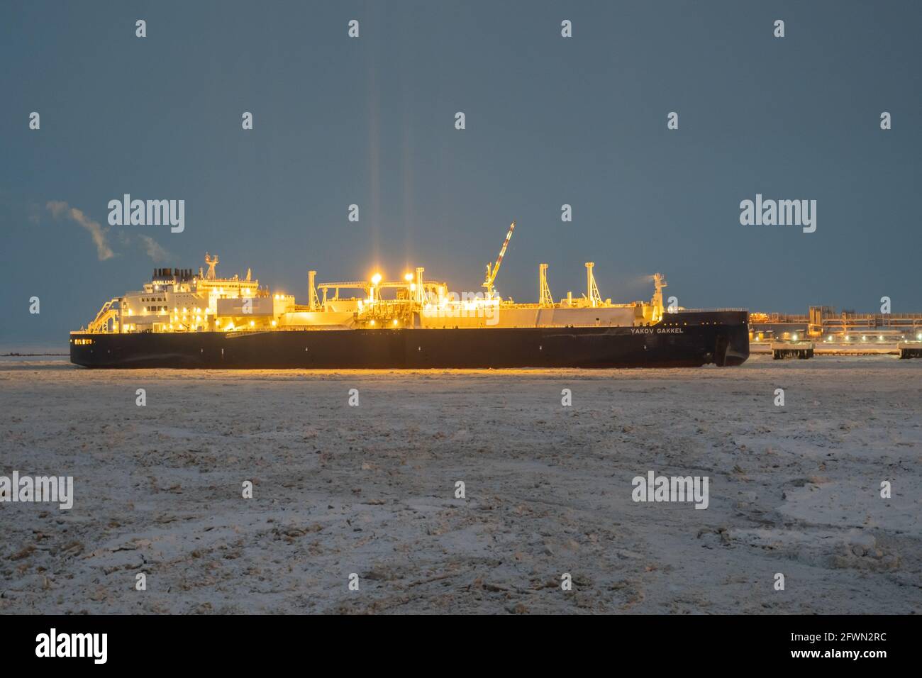 Sabetta, regione del Tyumen, Russia - 4 aprile 2021: Il vettore di gas Yakov Gakkel viene caricato con gas liquefatto all'ormeggio. Foto Stock