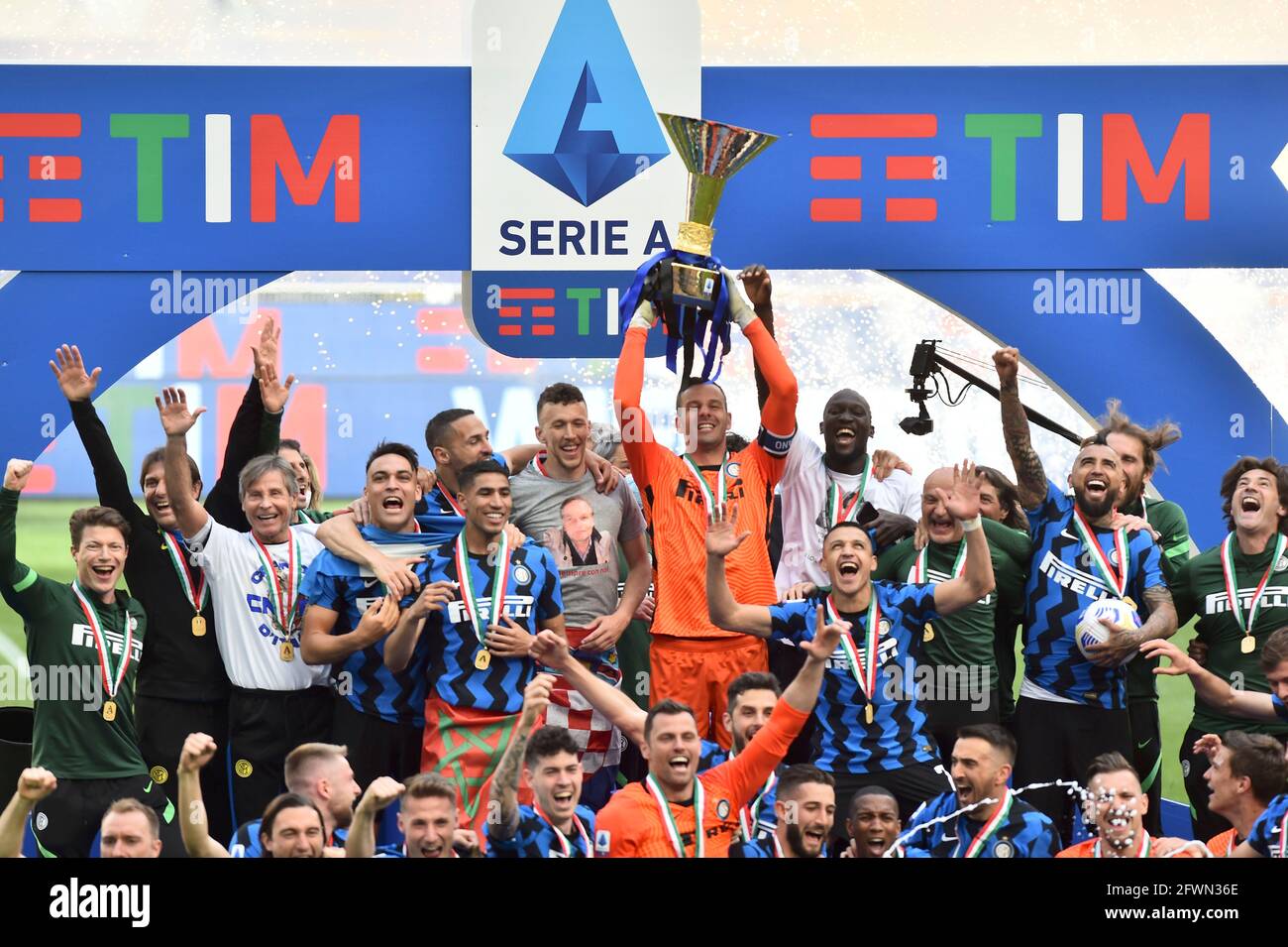 Milano Italia 23 Maggio 2021 Il Portiere Di Inter Milan Samir Hananovic C Celebra Con La Serie Un Trofeo Con I Compagni Di Squadra Durante La Cerimonia Di Premiazione Dopo Una Partita