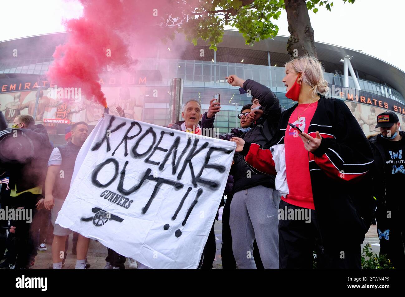 Londra, UK 23/05/21 gli appassionati di calcio dell'Arsenal protestano contro il proprietario del club Stan Kroenke prima della partita di Brighton e della partita finale della stagione della Premiership. Foto Stock