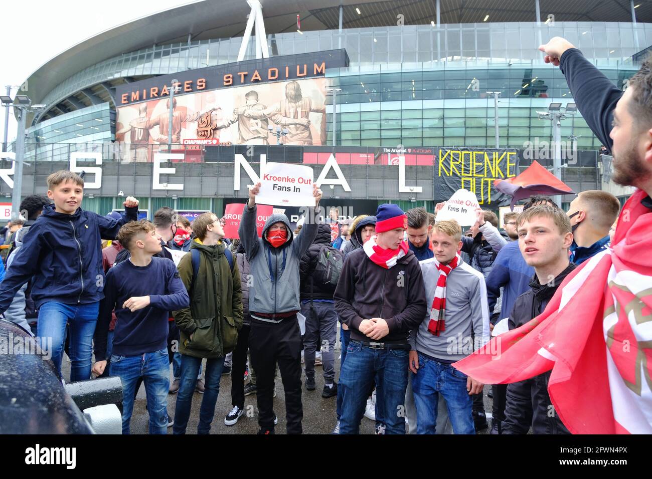 Londra, UK 23/05/21 gli appassionati di calcio dell'Arsenal protestano contro il proprietario del club Stan Kroenke prima della partita di Brighton e della partita finale della stagione della Premiership. Foto Stock