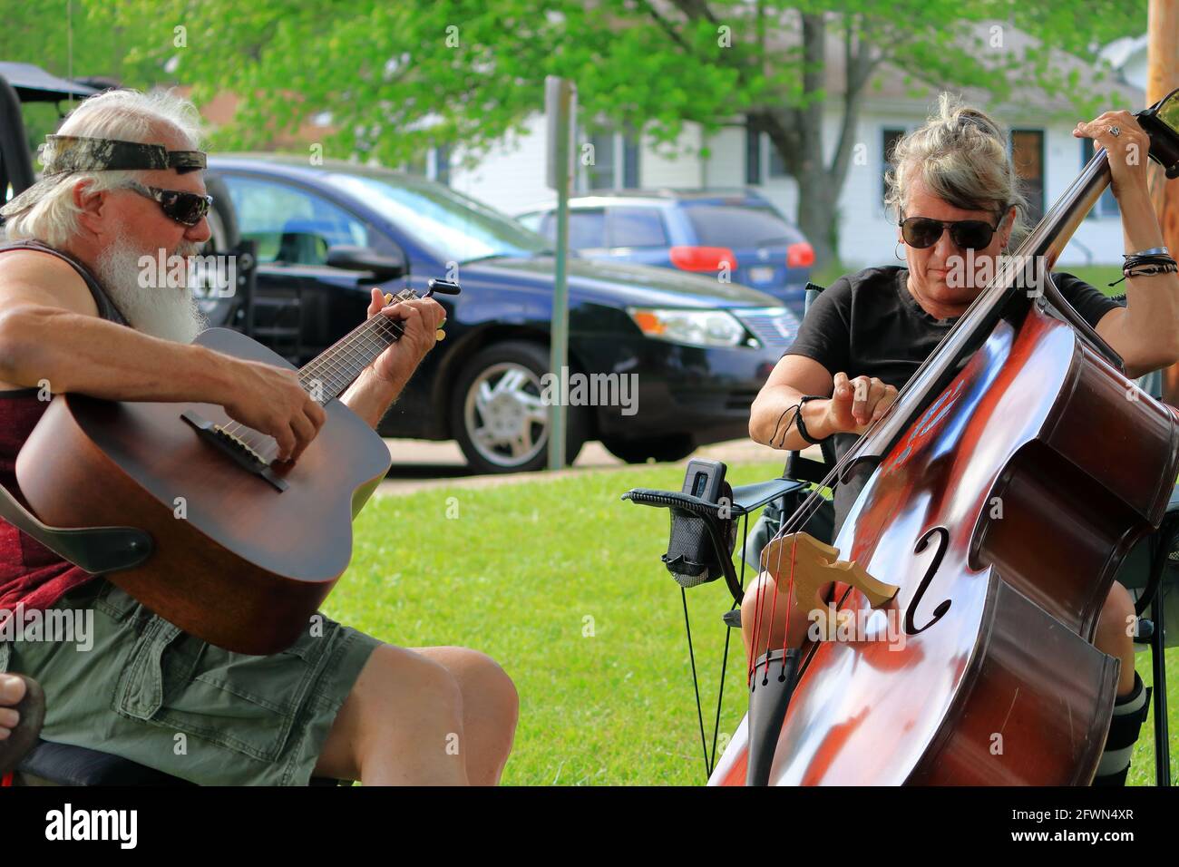 Bluegrass musicisti che giocano all'aperto Foto Stock