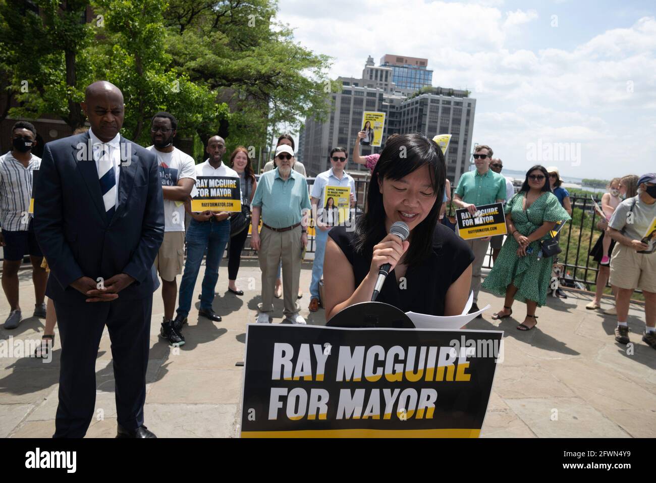 23 maggio 2021: Il candidato sindaco democratico Ray McGuire ha annunciato oggi il suo sostegno al candidato del City Council District 33 aprile Somboun, che a sua volta ha approvato la sua candidatura mayoral, dicendo che porterà 'il cambiamento di cui abbiamo bisogno' ai cinque distretti durante un'apparizione pubblica sulla Brooklyn Heights Promenade a New York Credit: Brian Branch Price/ZUMA Wire/Alamy Live News Foto Stock