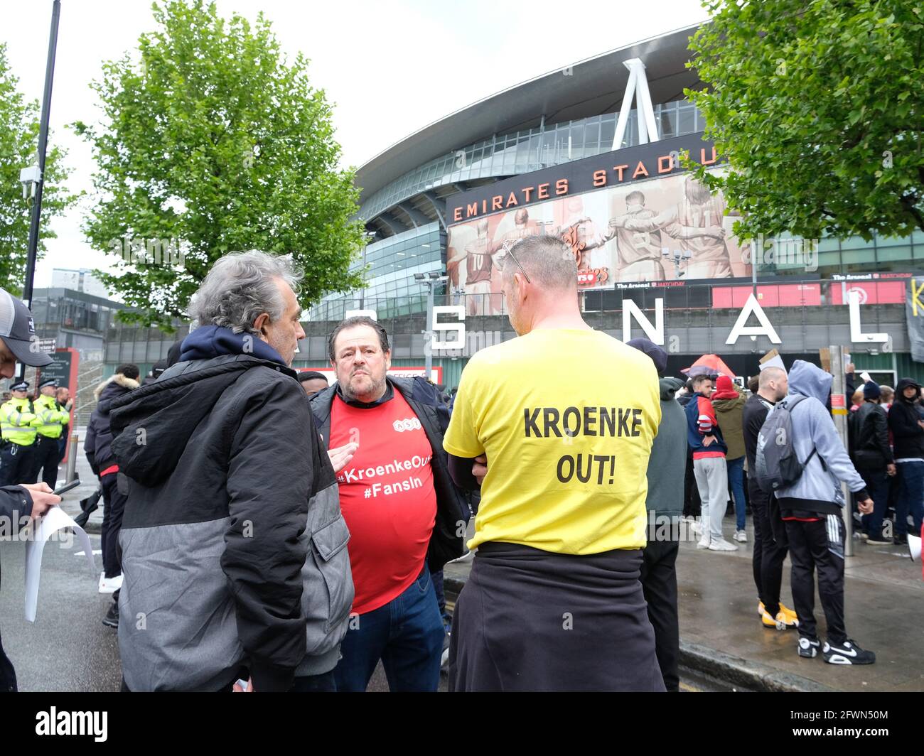 Londra, Regno Unito. 23/05/21 i tifosi dell'Arsenal si riuniscono per protestare contro il proprietario Stan Kroenke, accusato di aver usato il club come una 'mucca in contanti'. Foto Stock
