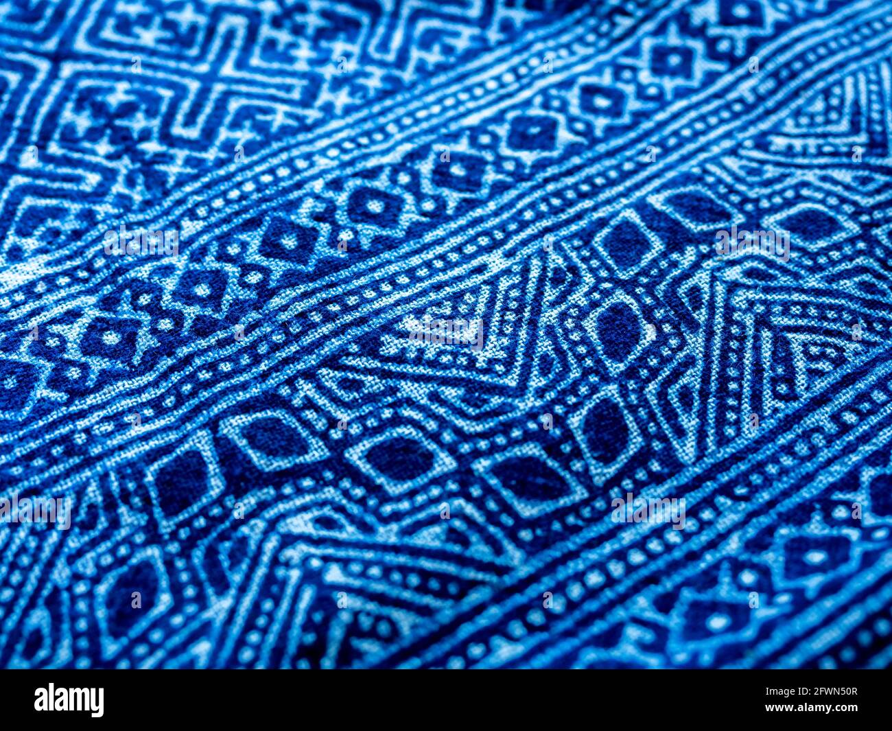 Indaco blu tessuto cravatta colore motivo sfondo. Tessuto tinto indaco con  motivo grafico etnico astratto Foto stock - Alamy