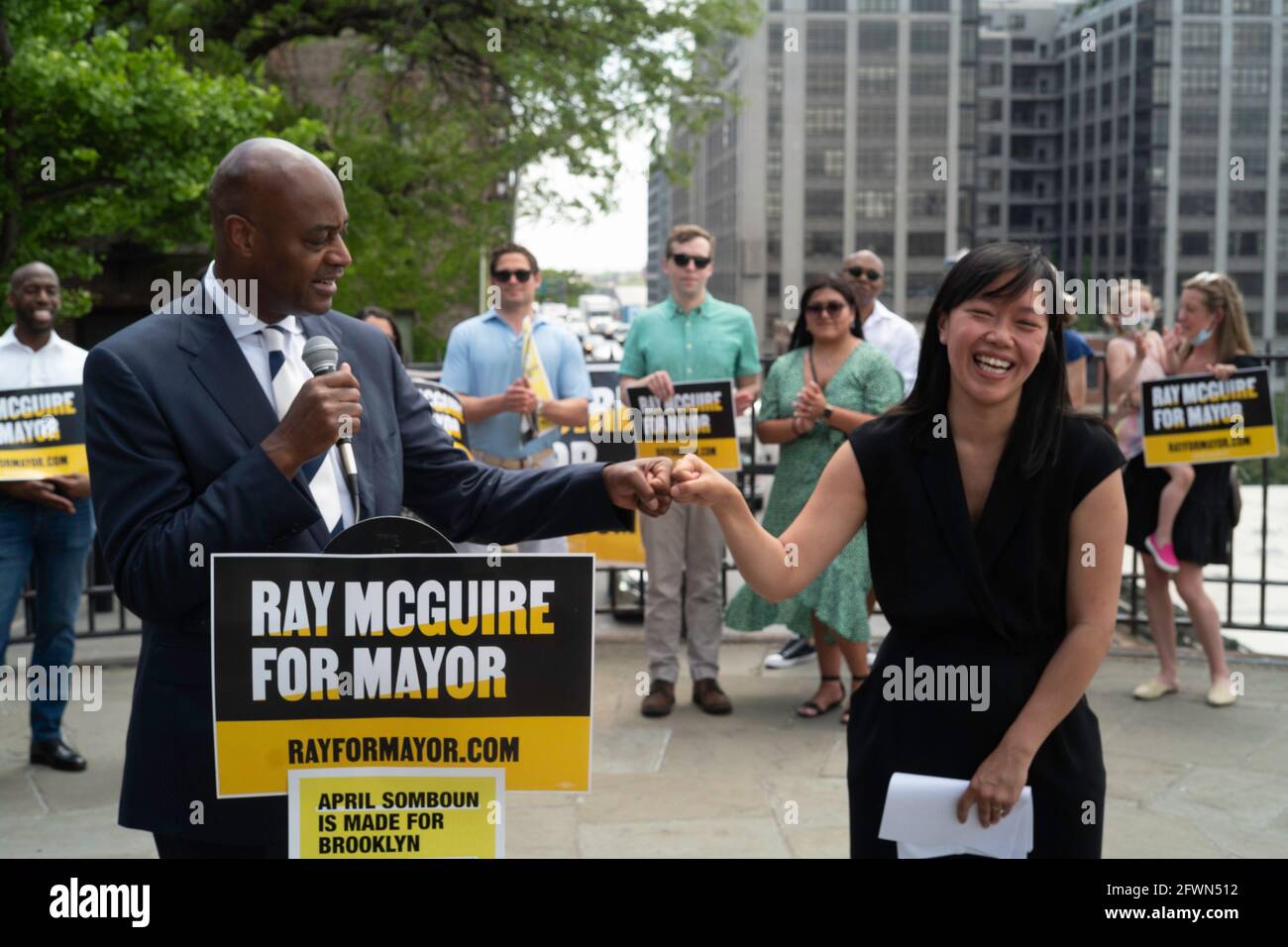 23 maggio 2021: Il candidato sindaco democratico Ray McGuire ha annunciato oggi il suo sostegno al candidato del City Council District 33 aprile Somboun, che a sua volta ha approvato la sua candidatura mayoral, dicendo che porterà 'il cambiamento di cui abbiamo bisogno' ai cinque distretti durante un'apparizione pubblica sulla Brooklyn Heights Promenade a New York Credit: Brian Branch Price/ZUMA Wire/Alamy Live News Foto Stock