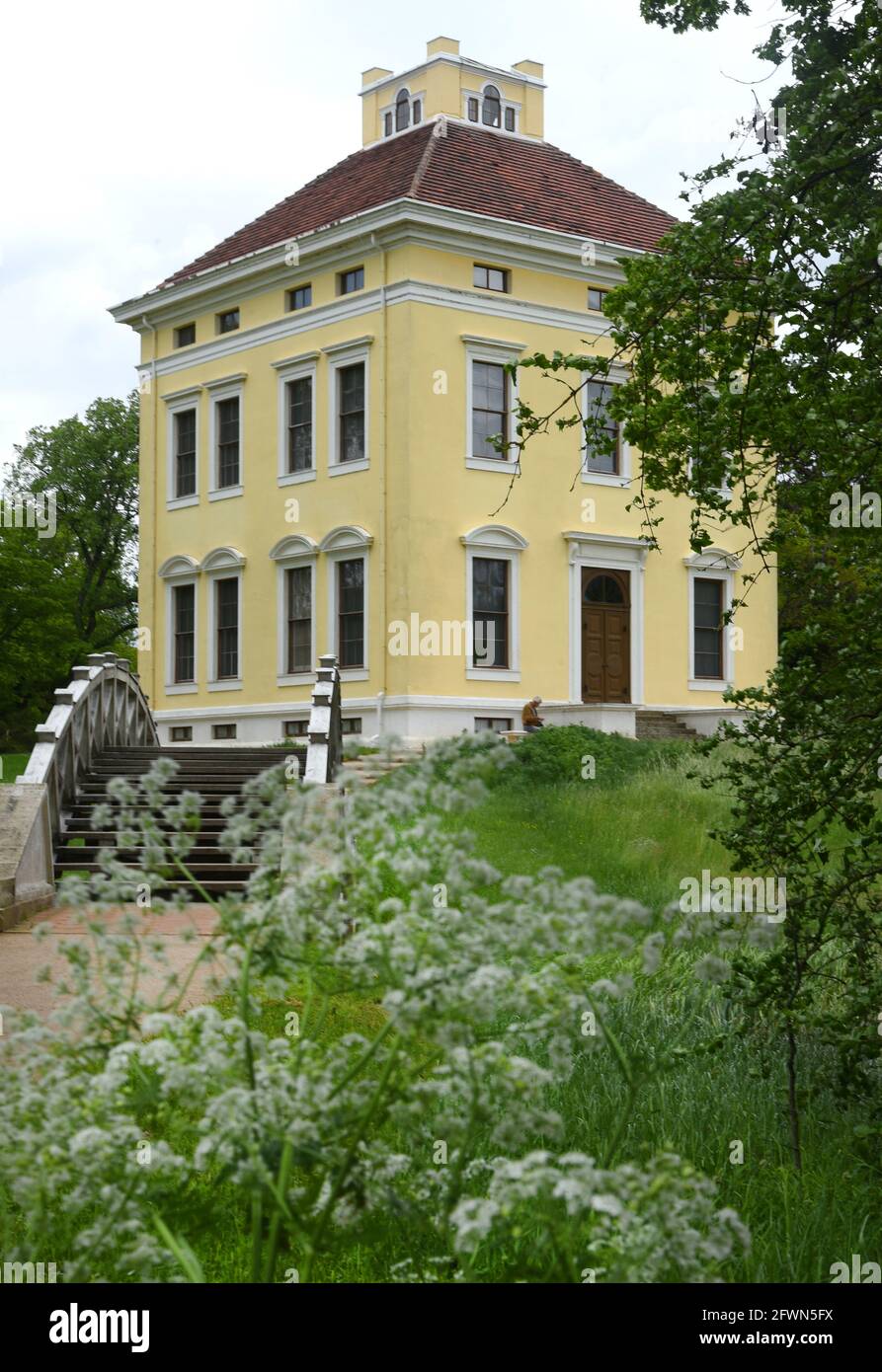 23 maggio 2021, Sassonia-Anhalt, Mosigkau: Gli amanti dell'arte approfittano dell'inestimato tempo di Whitsun per visitare il Palazzo Luisium. In un'insolita appesa, il Gabinetto grafico presenta riproduzioni di opere di maestri italiani, francesi, tedeschi e inglesi in tre file, sulle porte, nel fregio a soffitto e sui soffitti. Il palazzo fu costruito nel 1774 e nel 1778 in dono alla principessa Luisa di Brandeburgo-Schwedt (1750-1811), moglie del principe Leopoldo III Friedrich Franz di Anhalt-Dessau (1740-1817), e doveva servire come residenza della vedova della principessa. Il parco fa parte dell'UNESCO World Heri Foto Stock