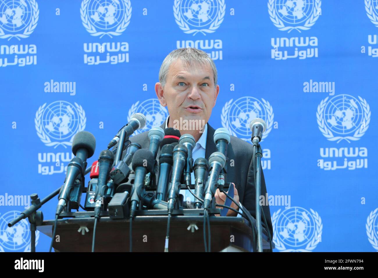 Philippe Lazzarini, Il Sottosegretario Generale delle Nazioni Unite e il Commissario Generale dell'Agenzia delle Nazioni Unite per il soccorso e l'occupazione dei profughi palestinesi nel Vicino Oriente (UNRWA) parlano durante una conferenza stampa presso il loro territorio a seguito di un cessate il fuoco raggiunto dopo una guerra di 11 giorni tra i governanti di Hamas a Gaza e Israele Vive, dopo un devastante conflitto di 11 giorni con Israele che ha ucciso più di 200 persone e ha fatto migliaia di senzatetto nell'impoverita enclave palestinese. (Foto di Ahmed Zakot/SOPA Images/Sipa USA) Foto Stock