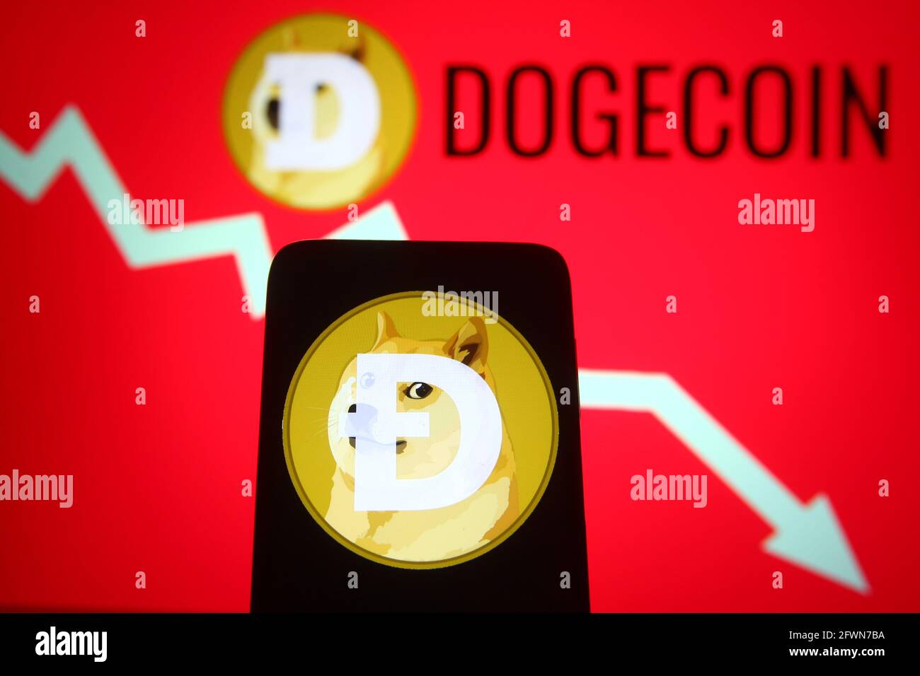 Ucraina. 23 maggio 2021. In questa illustrazione fotografica un logo di criptovaluta Dogecoin (DOGE) viene visualizzato su uno smartphone e uno schermo del pc. (Foto di Pavlo Gonchar/SOPA Images/Sipa USA) Credit: Sipa USA/Alamy Live News Foto Stock