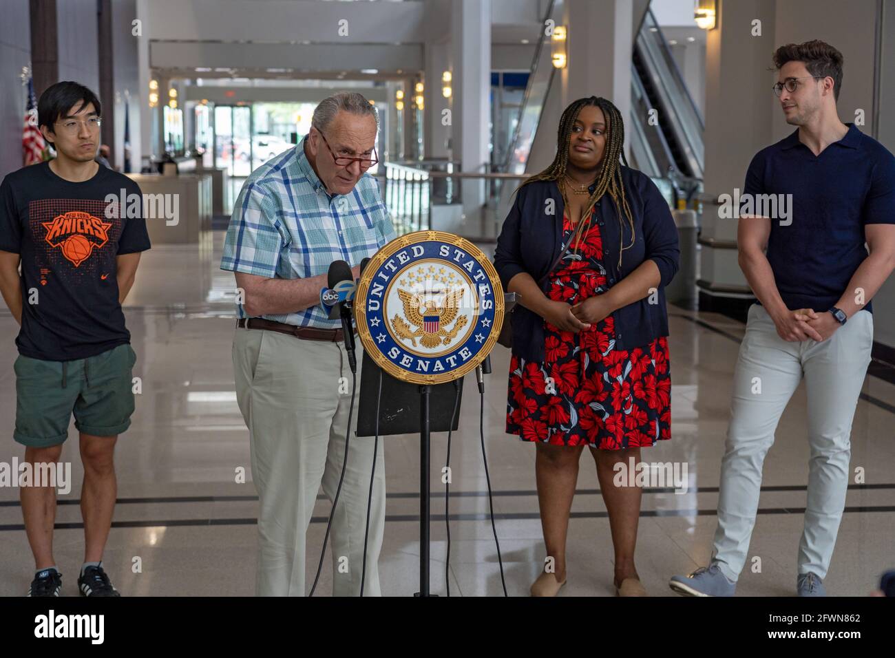 Il leader della maggioranza del Senato Chuck Schumer (D-NY) parla ad una conferenza stampa a New York City.Standing con enorme ma, che ha creato il bot di Twitter TurboVax, il Dr. Mike Varshavski di YouTube, che ha raggiunto milioni di seguaci in una settimana e il Dr. Heather Irobunda del Bronx, Chi usa il suo Instagram per educare decine di migliaia di seguaci, la senatrice Chuck Schumer dice che questi giovani influencer sui social media newyorkesi potrebbero essere un bene prezioso nell’impegno sui vaccini federali per convincere i giovani scettici sui vaccini. (Foto di Ron Adar/SOPA Images/Sipa USA) Foto Stock