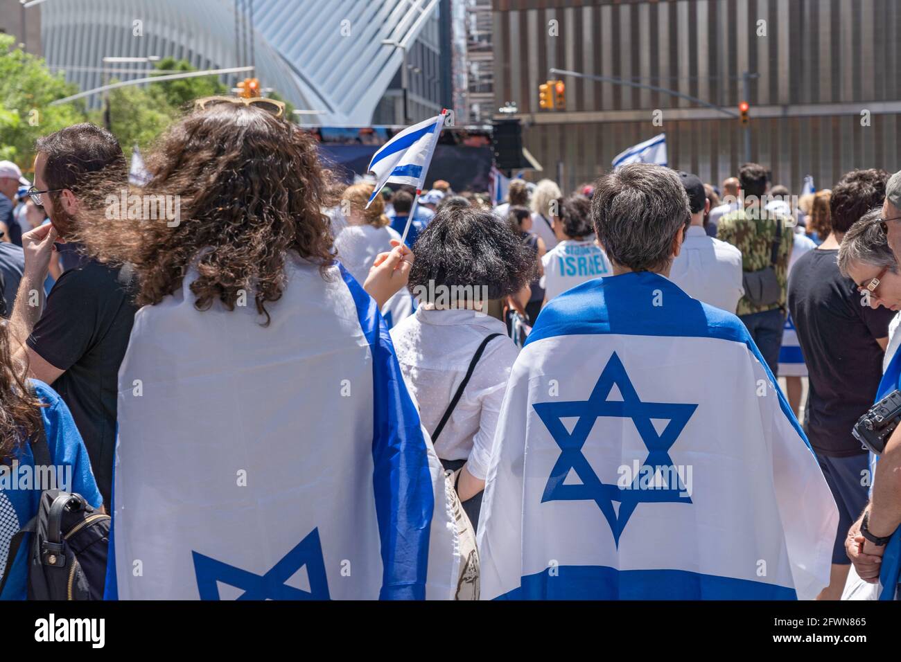 New York, Stati Uniti. 23 maggio 2021. I sostenitori di pro-Israele si drappeggiano con le bandiere israeliane si riuniscono in centro durante un raduno, dimostranti ebrei e pro-Israele riuniti nel sito del World Trade Center, facendo sventolare bandiere israeliane e americane in solidarietà con Israele dopo l'ultima guerra contro Hamas a Gaza, E in protesta contro i crescenti livelli di antisemitismo e i gravi attacchi anti-ebraici a seguito del conflitto. (Foto di Ron Adar/SOPA Images/Sipa USA) Credit: Sipa USA/Alamy Live News Foto Stock