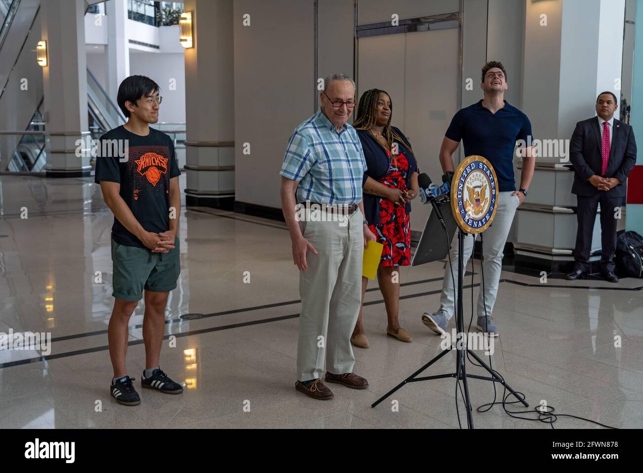 Il leader della maggioranza del Senato Chuck Schumer (D-NY) parla ad una conferenza stampa a New York City.Standing con enorme ma, che ha creato il bot di Twitter TurboVax, il Dr. Mike Varshavski di YouTube, che ha raggiunto milioni di seguaci in una settimana e il Dr. Heather Irobunda del Bronx, Chi usa il suo Instagram per educare decine di migliaia di seguaci, la senatrice Chuck Schumer dice che questi giovani influencer sui social media newyorkesi potrebbero essere un bene prezioso nell’impegno sui vaccini federali per convincere i giovani scettici sui vaccini. (Foto di Ron Adar/SOPA Images/Sipa USA) Foto Stock